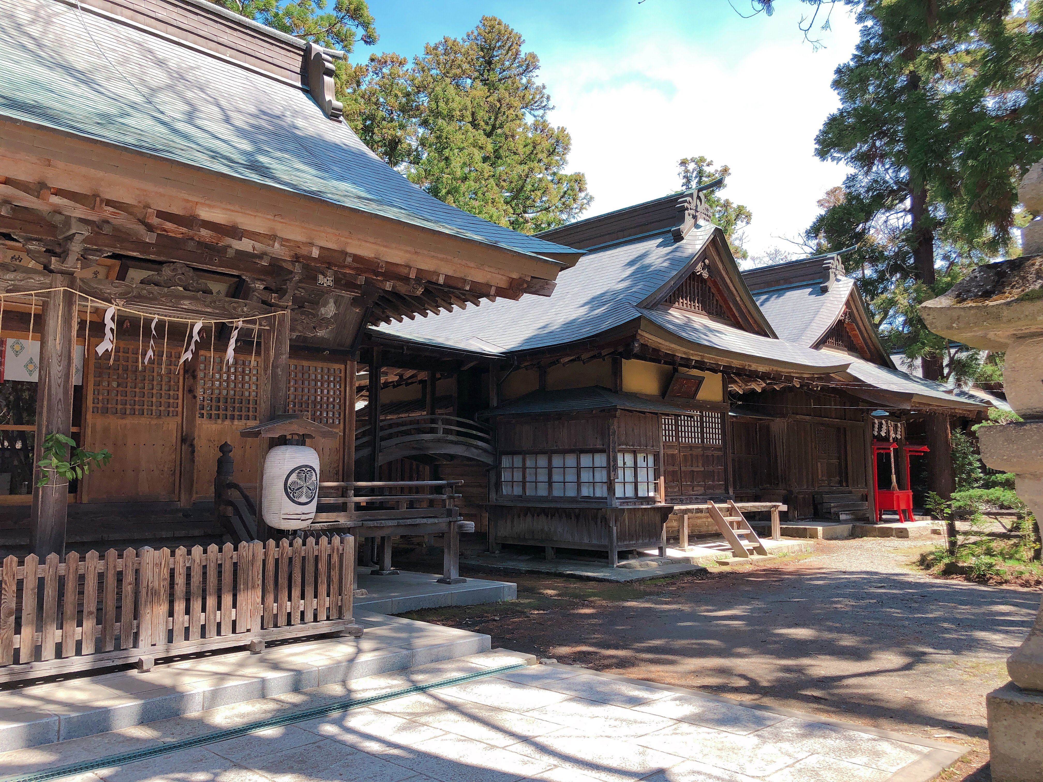 蚕養国神社の拝殿、神饌所