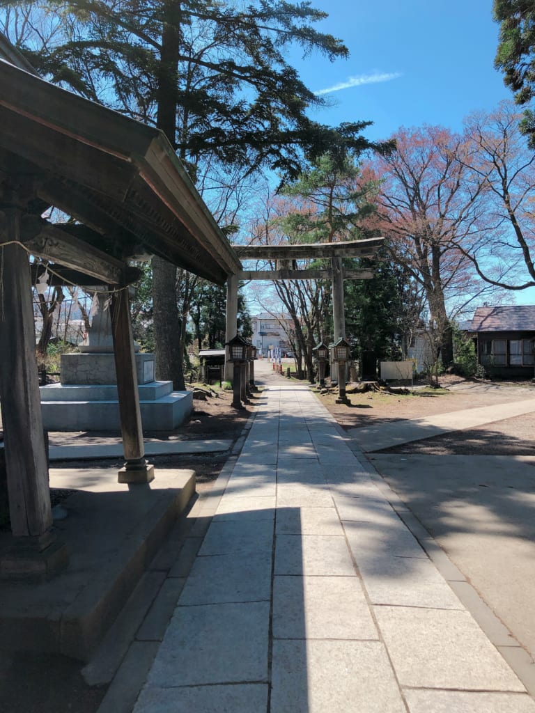 蚕養国神社、参道。鳥居の奥から入口方向