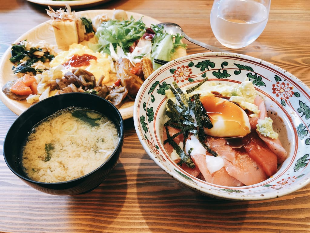 DECCORA (デッコラ) アボカドマグロ丼