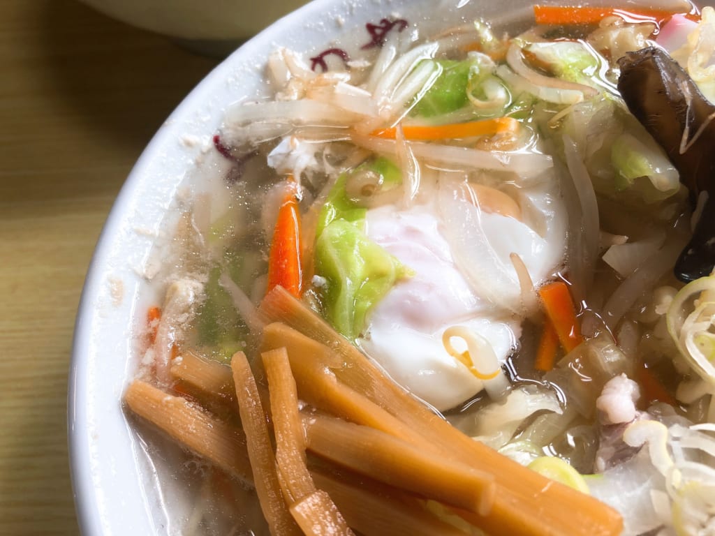 よしのや食堂、五目ラーメン、卵