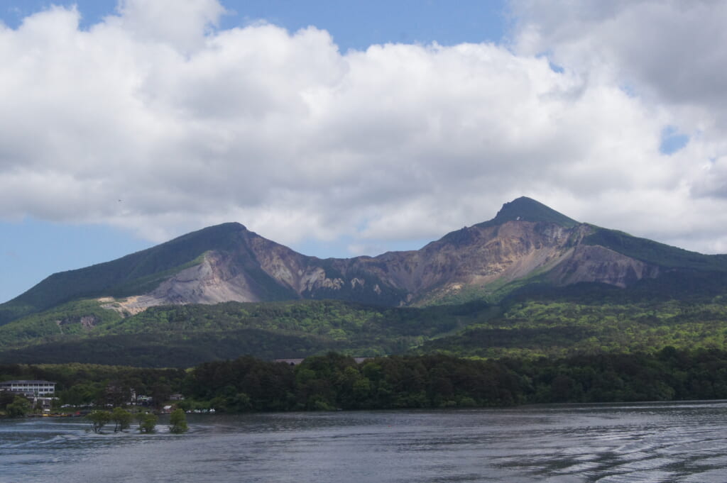 [裏磐梯]桧原湖からみた磐梯山