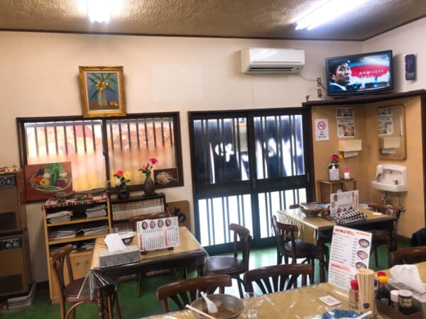 あたごや 店内 テーブル席