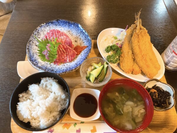 食彩 源ちゃん、トロ馬刺しとイワシフライ定食