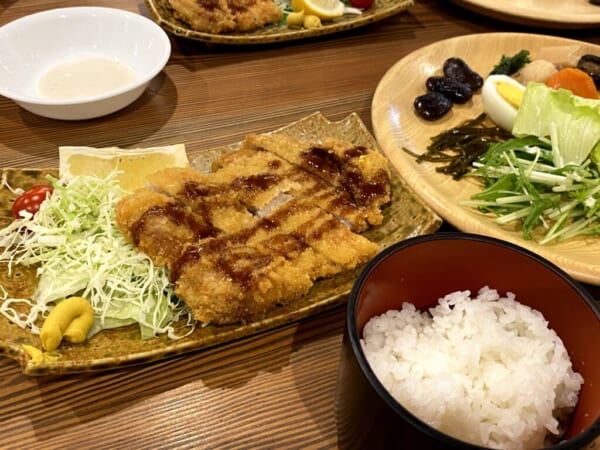 DECCORA(デッコラ) とんかつ定食