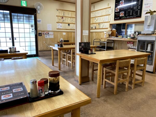 手打ちラーメン いさみ 店内 テーブル席