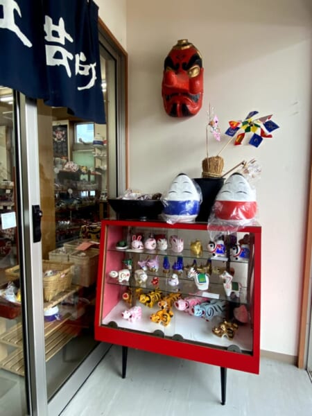 古布・民芸品 笑美(わらび) 店舗入り口、右側