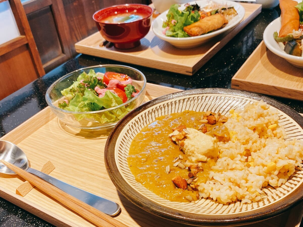 食堂 Kontsh (こんとしゅ) 落花生のカレーと季節のご馳走プレート