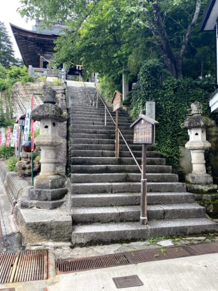 福満虚空蔵尊圓蔵寺 仁王門の石段