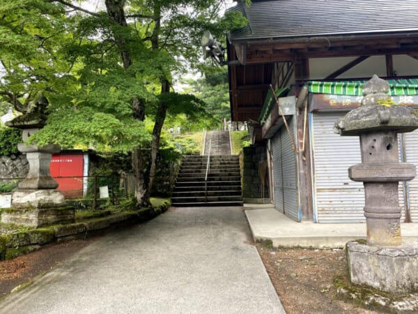 福満尊圓蔵寺 宝物殿、駐車場方向