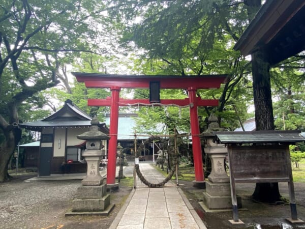 蚕養国神社(こがいくに神社)　赤鳥居