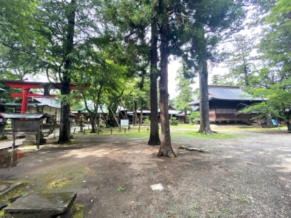 蚕養国神社(こがいくに神社) 右手の建物は神楽殿