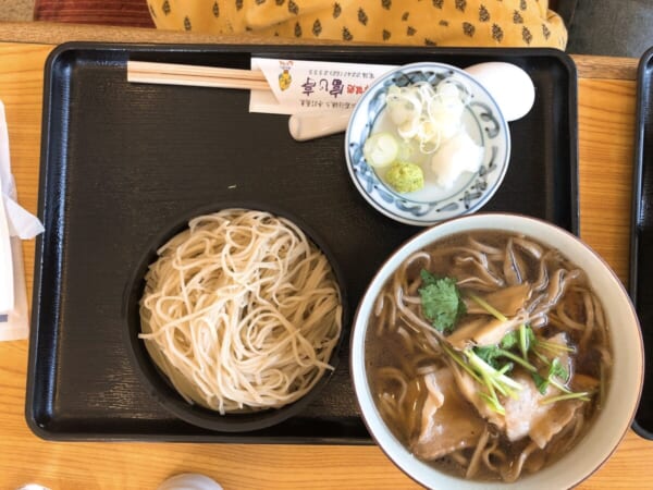 富じ亭(ふじてい) 手打ちざるそばと舞茸と豚肉の温かい田舎そば