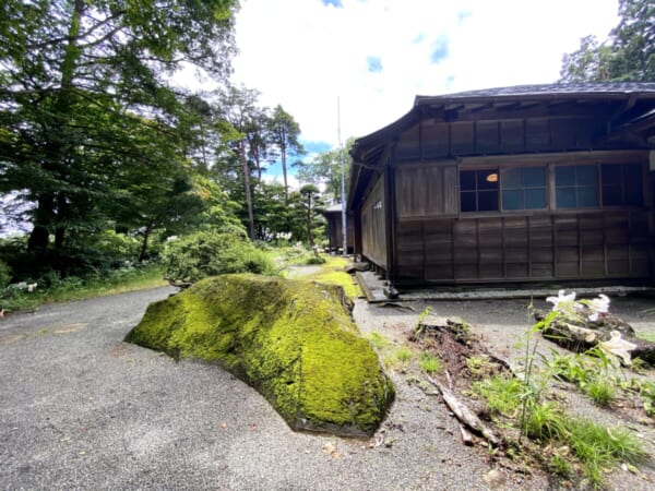 福島県 迎賓館 庭園、玄関前