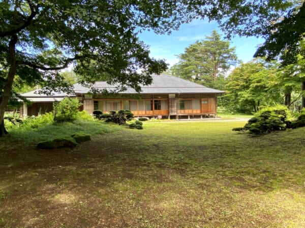 福島県 迎賓館 庭園、東屋付近から建屋