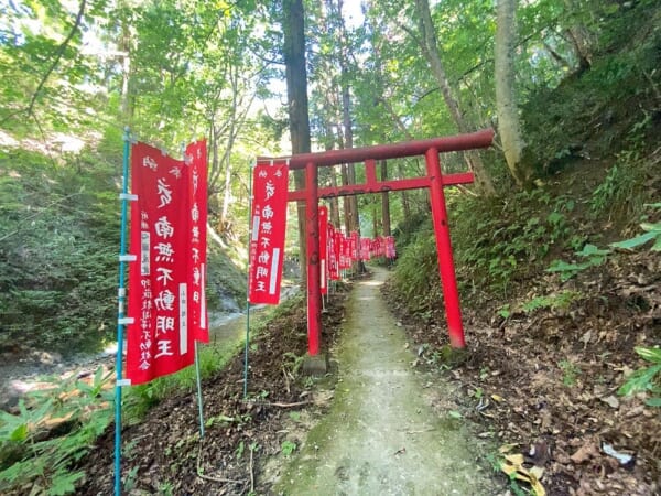 滝沢不動滝(白糸の滝) 赤鳥居