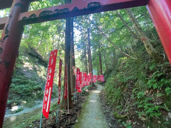 呪術的な意味合いとして、滝沢不動滝(白糸の滝) 参道