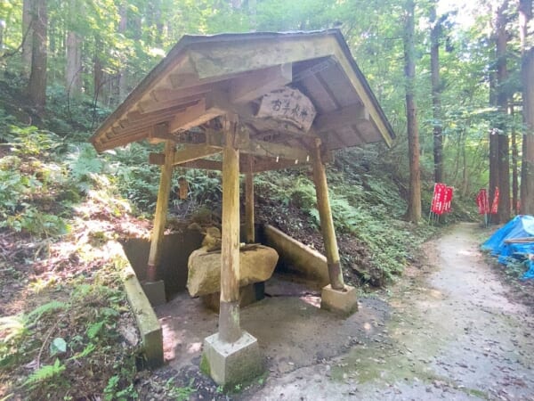 滝沢不動滝(白糸の滝) 手水舎