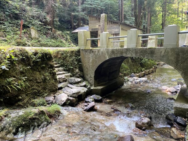 滝沢不動滝(白糸の滝) 川へ