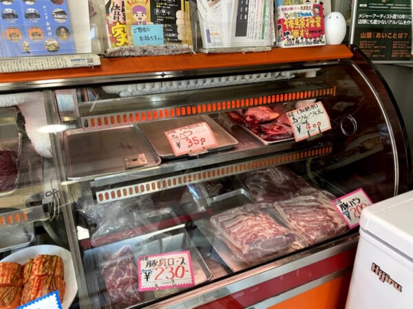 扇や精肉店(おおぎや せいにくてん) 商品ディスプレイ、馬・豚