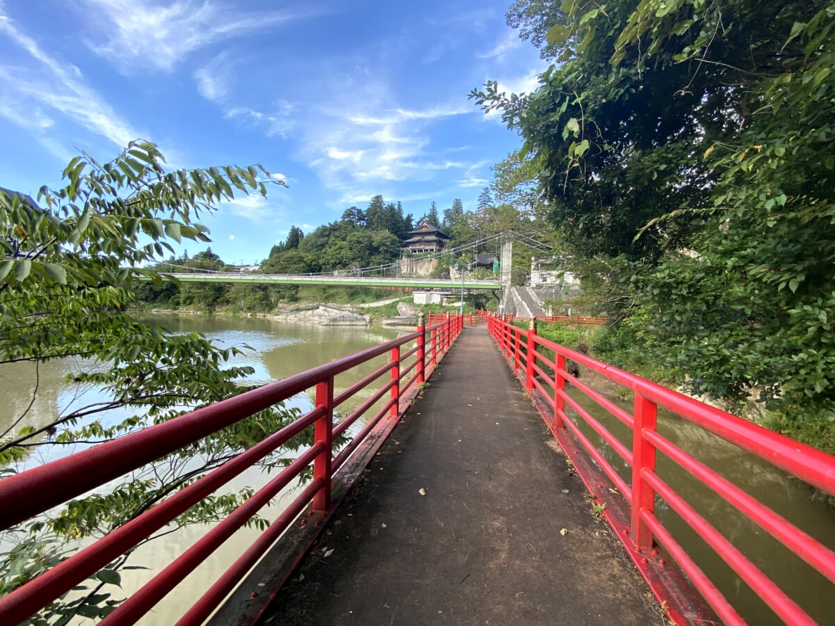 柳津 遊歩道、正面の奥に円蔵時