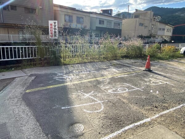 柳津 すずや食堂、駐車場