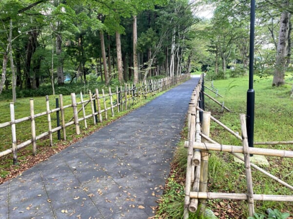 圓蔵寺(円蔵寺) 駐車場から竹垣の柵の道