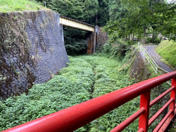 奥之院弁天堂 極楽橋の上から只見線