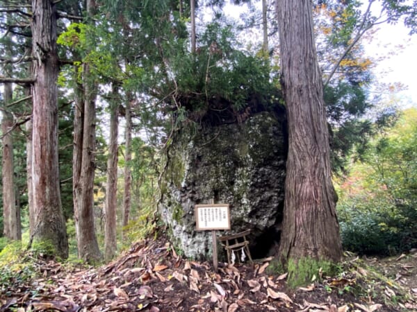 三石神社 一の岩