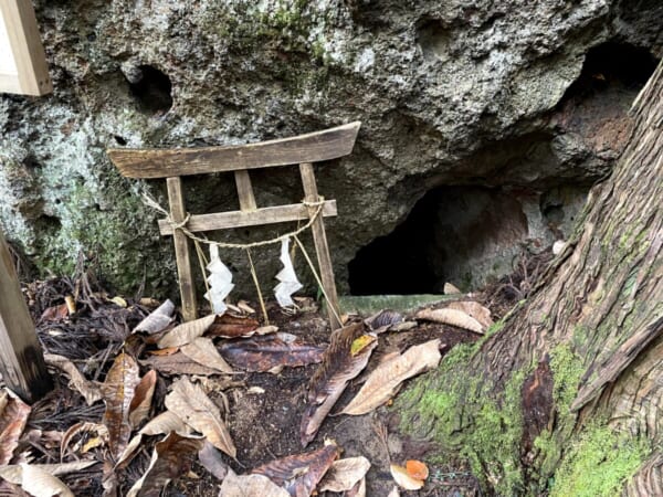三石神社 一の岩の穴