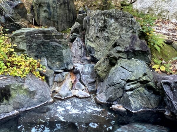 西山温泉 旅館 中の湯 露天風呂湯口