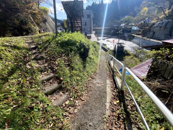 亀の湯 降りていく道