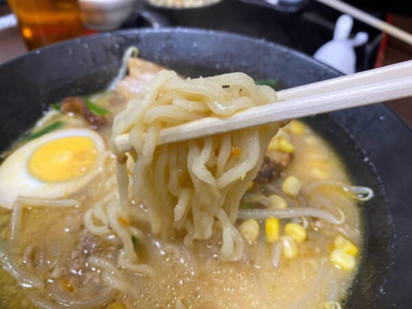 京香 味噌ラーメンの麺アップ