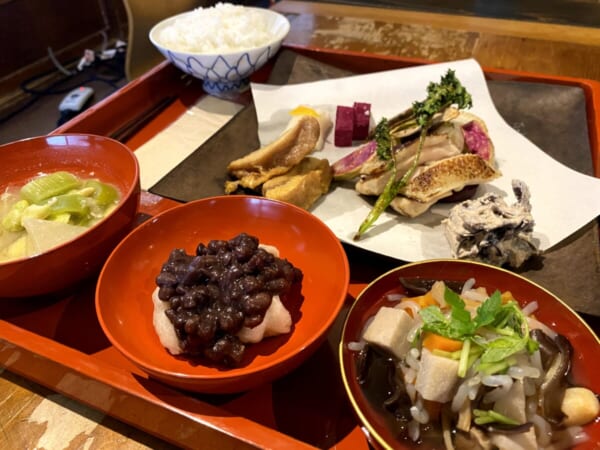 バスツアー 冬の奥会津を巡る旅 昼食(ソコカシコ) 蕎麦ぜんざい、会津地鶏、木耳クルミ和え