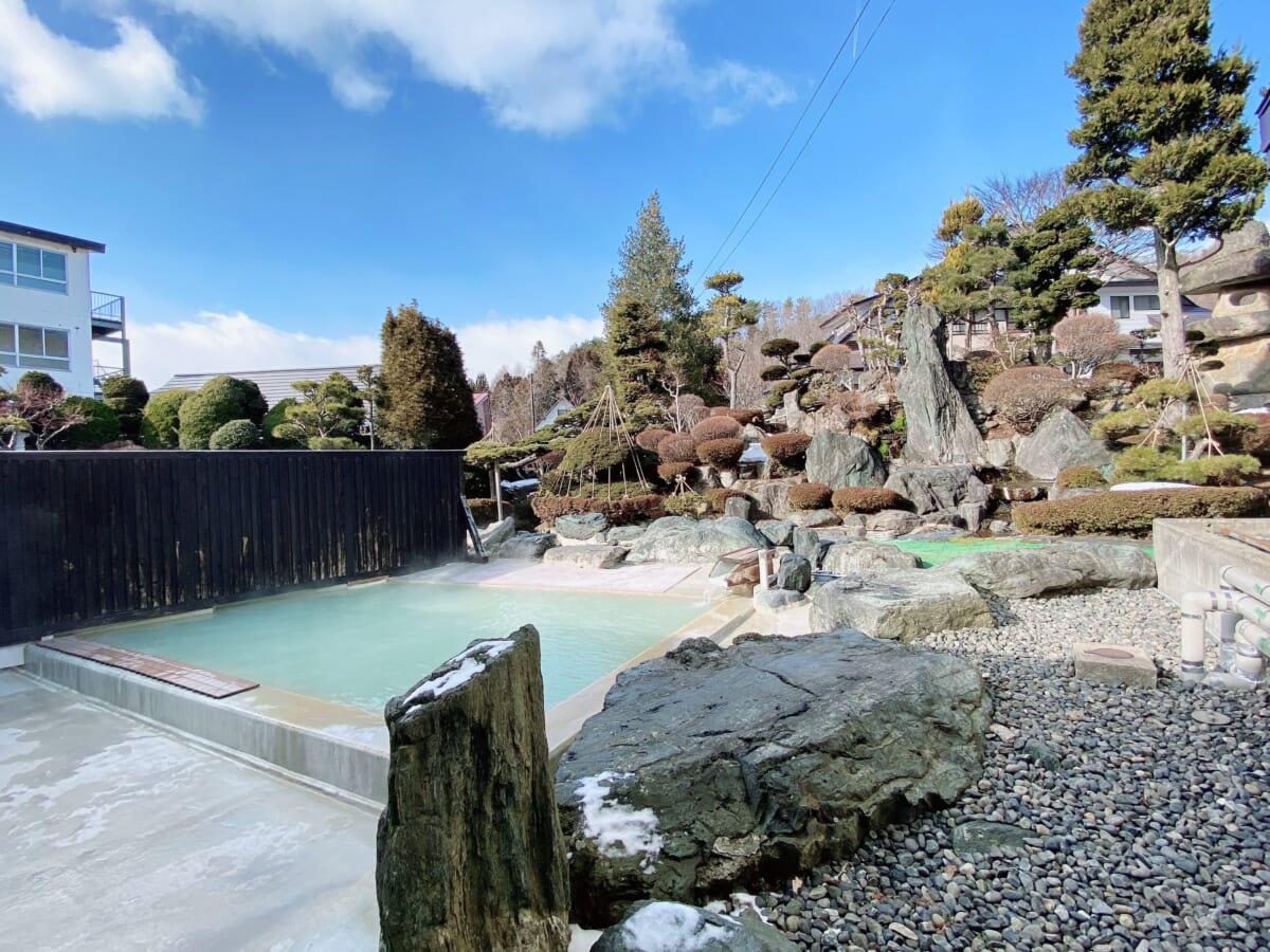 中ノ沢温泉 花見屋旅館 広々とした露天風呂 会津暮らし