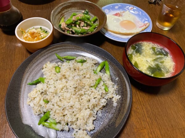 こしあぶらの焼き飯とハムエッグ