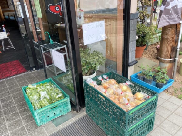 ほていや 入口に置いてある野菜