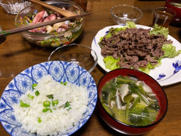 アスパラご飯、さくら焼き肉、海鮮サラダ