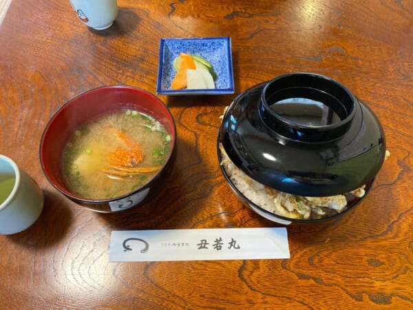 丑若丸 具だくさん かき揚げ丼 着丼