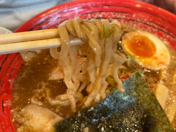 ゆがわ屋 えび味噌背脂ラーメン 麺アップ