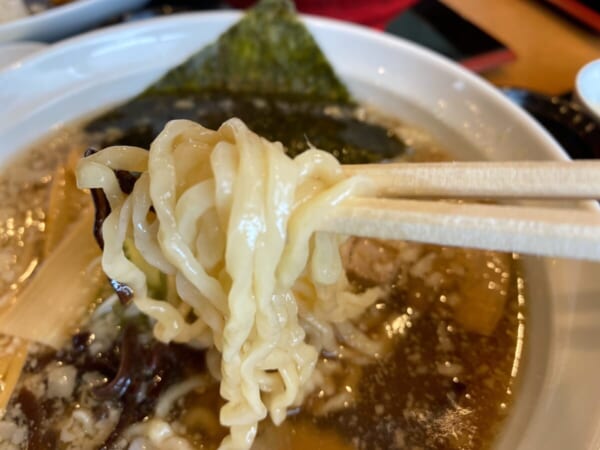 ゆがわ屋 背脂醤油ラーメン 麺アップ