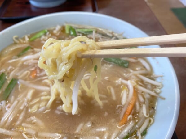 大山ドライブイン みそラーメン 麺アップ