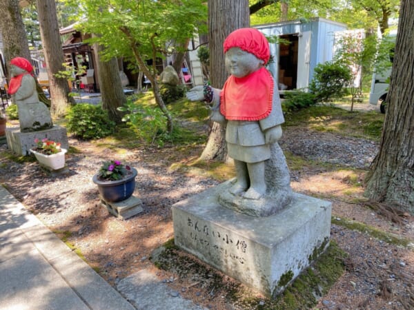 鳥追観音如法寺 参道 あんない小僧