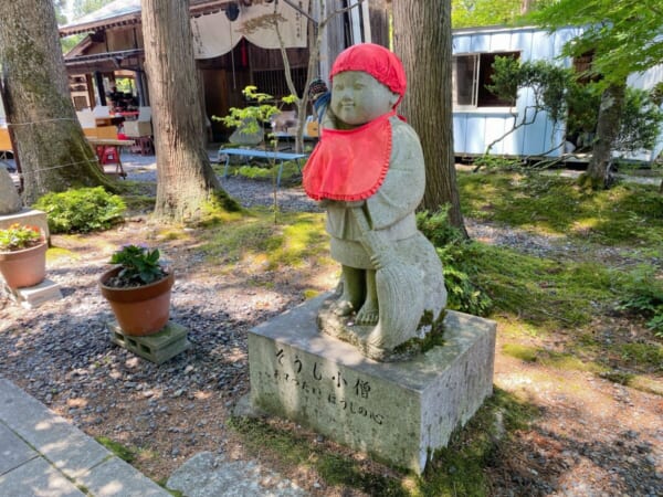 鳥追観音如法寺 参道 そうじ小僧