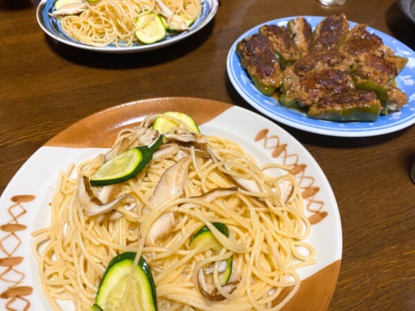 ピーマンの肉詰め、しいたけパスタ