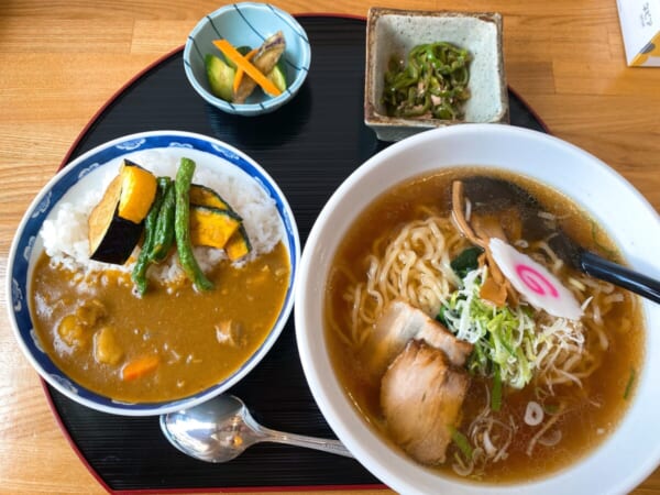 らーめん お食事処 あおやま　夏野菜カレーと醤油ラーメン