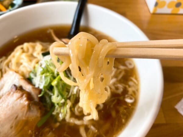 あおやま 醤油ラーメン 麺アップ