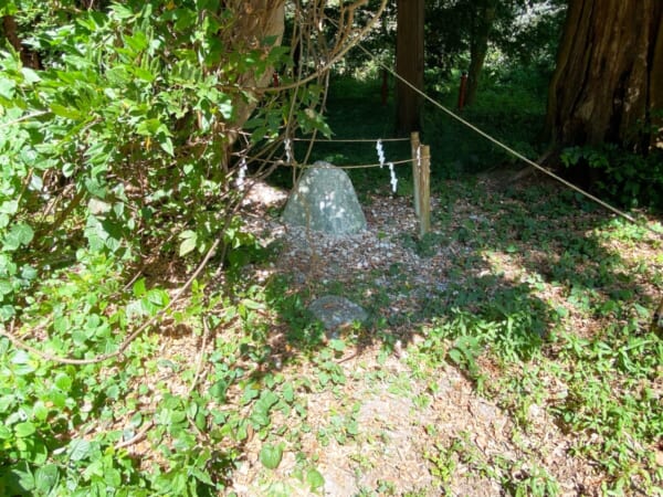 伊佐須美神社 厄割り石