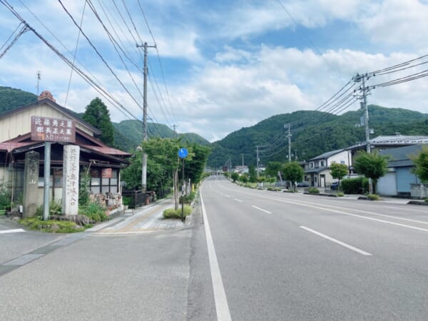 県道325号線を東山温泉へ