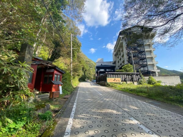 東山温泉 羽黒山湯上神社 バイパス道路を横切る