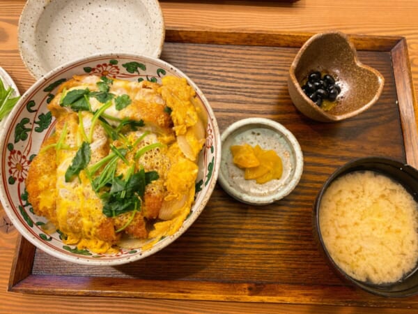 デッコラ 煮込みカツ丼